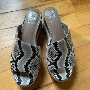 Vince Camuto NWOT White Snake-Print Wedge Slide Sandals